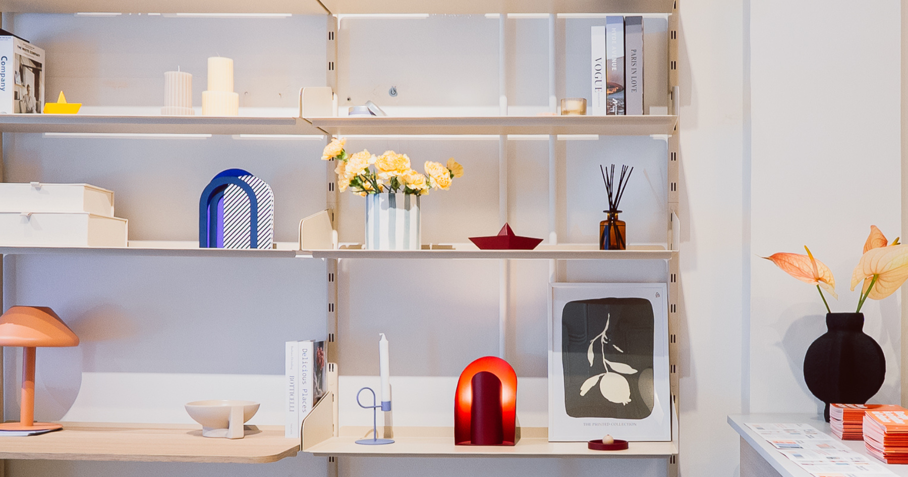 Allestimento libreria: come disporre libri e oggetti per un effetto wow